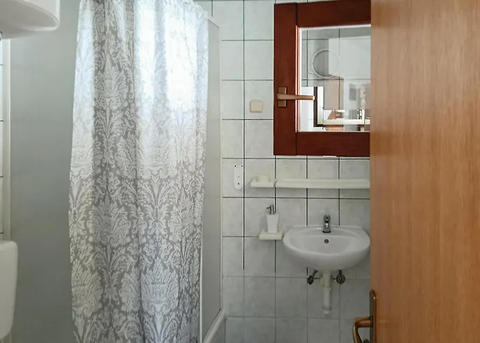 1 Bedroom Cozy In Appartement Pirovac